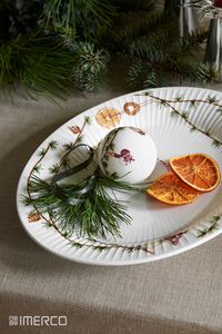 Lav din egen DIY julepynt med tørrede appelsiner. Skær appelsinerne i skiver og læg dem på en bageplade beklædt med bagepapir. Lad dem herefter tørre i ovnen i 2 timer ved 120 grader - vend skiverne efter 1 time. Tag appelsinerne ud, og lad dem køle af. Læg dem gerne i pres over natten, så de ikke bøjer sig. #julepynt #diyjulepynt #jul #diy #christmas #christmasdiy #christmasdecor