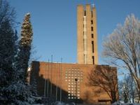 Lahden Ristinkirkko edustalta kuvattuna.
