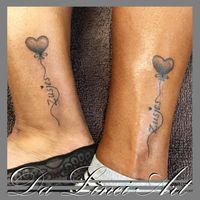 Zusjes tattoo, gemaakt door Linda www.dalinciart.nl #dalinciart #tattoo #zusjes #sisters #zusjestattoo #sistertattoo #darkskintattoos #darkskintattoo #tattoos #balloons #balloontattoo #ballontattoo #ballon #🖤 #writing #writingtattoo #finelinetattoo #tattooshop #zwijndrecht