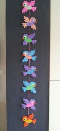 Guirlande d'oiseaux fait avec des perles hama ☺️