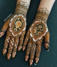 Latest henna/mehndi design ideas for karwa chauth and festive season. #karwachauth #karwachauthmehndi #mehndidesignideas #karwachauthinspiration #mehndidesigns #brides #india #hennadesigns #hennsdesignsideas #henna #mehndi #karwachauthlook #bridalmehendi #mehendi #minimalmehendi #karwachauthmehendi #karwachauthmehendidesigns