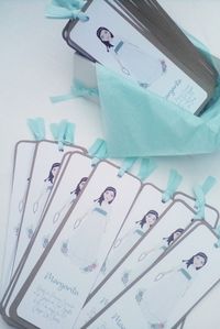 Marcapáginas personalizados para la Primera Comunión de Margarita. Estos marcapáginas están realizados en papel de calidad utilizando la ilustración personalizada de la niña realizada exprofeso para ese día. Los textos son también personalizados. Si buscas todo lo necesario para una boda, bautizo o comunión pincha en el enlace y descubre todo lo que puedo hacer por ti.