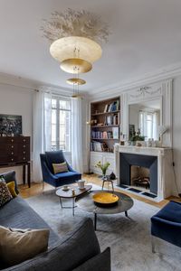 Niché en plein coeur du VIème arrondissement, cet appartement en ruine a sensiblement changé de look … A propos de ce projet : Voici l’une des dernières réalisations de l’agence Véronique Cotrel. Après plusieurs années passées à l’étranger, les clients revenaient habiter à Paris, au cœur du 6ème arrondissement. Passionnés de Design, amoureux des beaux..