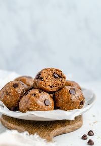 Delicious honey cinnamon almond butter energy bites that seriously taste like a cinnamon teddy graham! These easy almond butter energy bites are made without oats and are packed with fiber & protein from creamy almond butter, flaxseed meal, chia seeds and your fav protein powder. The perfect no bake snack! #healthysnack #almondbutter #nobake #energybites #glutenfree