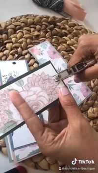 Así es como se hacen estos marcadores de libros bonitos, si quieres hacer el tuyo o pedirnos uno, puedes mirar nuestro tutorial en youtube o escribirnos un email. #marcadores #puntodelibro #marcador #puntadelibro #libros #diy #lectura #acuarela #manualidades