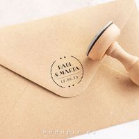 ¡Los sellos para bodas personalizados Records molan un montón! Colócalo en etiquetas, conos, tarjetas… así podrás darle un toque más vuestro a cualquier elemento relacionado con el gran día. Incluye vuestros nombres o iniciales y la fecha.