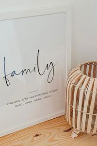 Unser ‚Family Script Poster‘ ist das perfekte Familienposter und verleiht eurem Zuhause den persönlichen Touch.