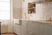La cuisine de notre projet Valois. Ses façades à cadre @PlumLiving coloris amandier grisé matte s'haromisent parfaitement avec le sol exisant en tomettes que nous avons conservées. La crédence en zelliges gris clair @mosaicfactory apporte beaucoup de douceur à l'ensemble. #studiocastille #architectedinterieur #architectedinterieurparis #cuisinedeco #renovation #travaux #zelliges #optimisation #cuisine #maisondeville #maison #renovationmaison #materiauxanciens #tomettes #architecte #projetvalois