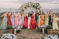 Celebração na praia com hortênsias azuis no Estaleiro Guest House