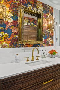 If colorful interiors and intricate patterns are your thing, we’ve got a treat for you. A luxury home recently hit the market in Westwood, Los Angeles, and it comes with a collection of striking custom wallpapers — that rightfully earned it the moniker “the Wallpaper House”.