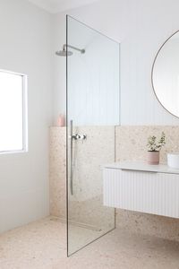 Inspiration pour une salle de bain rose et minimaliste