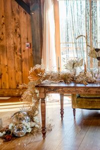 Create a whimsical table for your boho wedding with dried flowers from Afloral.com. #driedflowers #driedflowerwedding #weddingtable Credit: @ruffledblog || @autumnnomad || @theprismhouse || @rodeoandcophoto