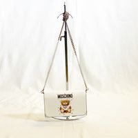 Tracolla realizzata in eco pelle Bianca a finitura saffiano con stampa teddy bear e logo. Chiusura a Patta con bottoni a pressione,Tracolla in color acciaio removibile. Interno dotata di vari scomparti e di una tasca centrale con chiusura zip.