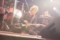 《ロッキングオン主催カウントダウン・ジャパン ライブレポート》 元春とバンドの終演直後、ツイッターはステージを観た観客からの驚嘆の声で溢れた。2015年の締めくくりは、今年で9年連続の登場となる、ロッキングオン主催のロックフェス「カウントダウン・ジャパン 15/16」。元春とバンドはムーン・ステージに登場、ハードでエッジの効いた演奏が炸裂した。 ■2015年「カウントダウン・ジャパン 15/16」セットリスト 01. 星の下 路の上 02. 優しい闇 03. 国のための準備 04. ポーラスタア 05. 空港待合室 06. 約束の橋 07. アンジェリーナ