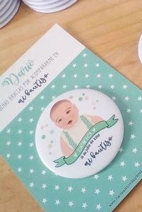 Imanes personalizados para el bautizo de un niño. La ilustración personalizada se utilizó para decorar los distintos accesorios de la celeración. Nombre, textos y colores totalmente personalizables. Si buscas todo lo necesario para una boda, bautizo o comunión pincha en el enlace y descubre todo lo que puedo hacer por ti.