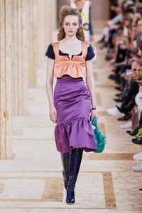 ¿Creías que no era posible combinar casi todos los colores tendencia de esta temporada en un solo outfit? pues aquí tienes la prueba de que sí se puede y el resultado es impresionante