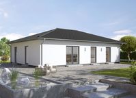 Der elegante Walmdachbungalow beeindruckt durch seine elegante Ausstrahlung. Zur Straßenseite zeigt er sich zurückhaltend und mit kleinen Fensterformaten energiebewusst. Auf der Gartenseite sorgt er für helles Sonnenlicht im Haus dank fünf großer bodentiefer Fenster. Zum Schlafzimmer bietet der Entwurf zwei weitere Räume, die flexibel als Kinder-, Arbeits- oder Gästezimmer nutzbar sind. Die komplette Haustechnik wird im kompakten Technikraum untergebracht.