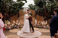Our gorgeous retro loving couple ar their #vintagewedding in #tenerife #licandroweddings | #weddingplanner | #vintageweddingdress | #retrostyle