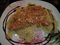 Pasta mit Hüttenkäse 350 g Nudeln 500 g Hüttenkäse, grobkörniger Frischkäse 6 Stk. Tomaten, mittlere Größe 1 kleine Dose Tomatenmark 2 Stk. Zwiebeln 1 Stk. Knoblauchzehe 1 Handvoll Basilikumblätter 1 EL getrocknete italienische Kräuter ½ TL Chiliflocken Salz, Pfeffer Olivenöl Kräutersalz oder Knorr Kräuterlinge italienisch oder Italienisches Pastagewürz
