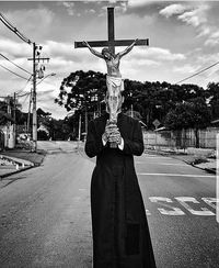 LUCAS TUDEIA on Instagram: ““A cruz é a vontade do Pai, a glória do Filho, o júbilo do Espírito Santo”. São João Crisóstomo . . . . #segunda #bomdia #Deus #padreleo…”