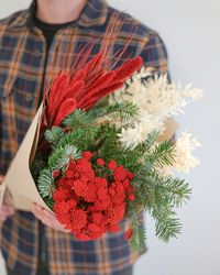 L’assortiment de fleurs séchées rouge est composé de : 1 botte de sapin frais, 1 botte de setarea rouge, 1 botte de ruscus rouge et une botte d’achillées rouges. #Fleursséchées #Décorationfleursséchées #Sapin #Rosacadaques #Rouge #Assortiment #Noel #Vrac #Botte #Décoration #DIY #Floral #Idées #Decodenoel