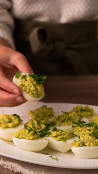Ya es hora de actualizar los clásicos Huevos Rellenos y transformarlos en algo INCREÍBLE
