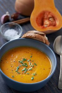 La courge butternut est idéale pour la soupe et velouté grace à sa texture et son gout unique. Voici la recette de la soupe de butturnet, la préparation et la cuisson