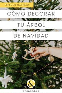 En este artículo, vemos cómo decorar tu árbol de Navidad para que quede equilibrado y coherente con el resto de tu decoración. Además hablamos de las alternativas si no puedes o no quieres poner un árbol de Navidad en tu casa este año. #Navidad #decoraciónnavideña #adornosdeNavidad #árboldeNavidad #aprenderadecorar #decocoaching #decoración #hogar