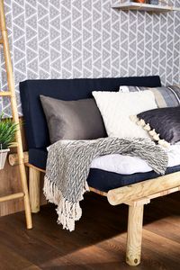 Place à la détente dans le salon avec cette banquette DIY en bois ! Avec une assise sur mesure, elle peut devenir lit d’appoint, ou peut rester un canapé original et facile à déplacer dans la maison. Découvrez plus d’idées sur notre site à la rubrique Make It !