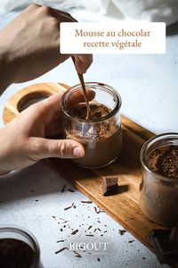Recette surprenante de mousse au chocolat hyper fondante mais en version végétale. Gourmand et sans lait, à tester urgemment 🍫 //////// #recette #mousseauchocolat #chocolat #mousse #recettevegetale #vegan #vegetal #sanslait #sanslactose #foodphotography #photographieculinaire #foodblogger