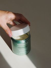Véritable soin d'excellence, cette crème généreuse Phytodess contient un cocktail d'actifs qui apporte des nutriments essentiels à la fibre capillaire. Dès la première utilisation, les cheveux sont revitalisés, brillants et se métamorphosent en une matière divinement douce, souple et soyeuse. Découvrez la nouvelle gamme Phytodess en salon ou sur notre shop.