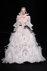 Valentino e sua "Club Couture" • Helena Mattos