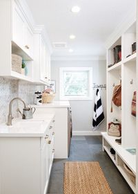 Modern Farmhouse Mudroom Laundry Room Combination #modernfarmhouse #modernfarmhousedecor #modernfarmhousedecorideas #modernfarmhousedecoratingideas