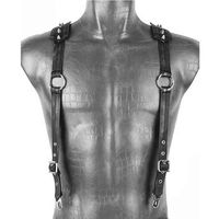Bretelles noires en cuir végétal synthétique avec joints toriques en métal, décoration à 4 pointes en métal sur chaque épaule. Longueurs ajustables de 90 à 105 cm à l'avant et au dos avec boucles. Détails élastiques en caoutchouc pour un bon ajustement.