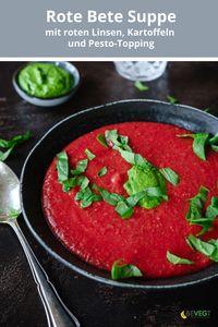 Rote Bete-Suppe mit roten Linsen, Kartoffeln und Pesto-Topping (vegan)