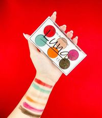 Paleta de sombras. Fenzza Lunar traz seis lindas cores com tons vibrantes e pigmentados, com textura aveludada. 🥰 Possui uma qualidade incrível, para resultados duradouros e impressionantes. Do matte ao cintilante, crie visuais incríveis! Cores: Marrom, Vermelho, Marsala, Laranja, Verde água e Dourado