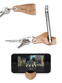 Made of recycled leather, Keyring is a smart and simple key fob that holds your phone in horizontal or vertical position. Design by Alain Berteau, the cofounder of Objecten.