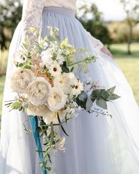 Patience (Auspastor) roses are the perfect choice for a white wedding. We love this country feel with a relaxed bouquet from David Austin Wedding Roses.