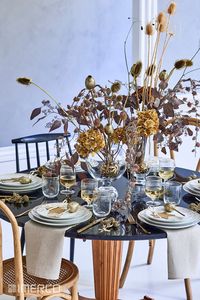 Guld og glimmer hører sig julen til og giver et øjeblikkeligt festligt og eksklusivt udtryk til julebordet. Gå efter et æstetisk og eventyrligt look, som dine gæster vil dåne over. #guldjul #eventyrlig #æstetiskjul #borddækning #julebord #christmastablesetting #goldchristmas #christmasdecor