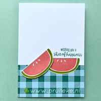 De kleurencombinatie leek me perfect voor een zomerse picknick. En hoe kun je die dan beter vormgeven dan met de Buffalo Check achtergrondstempel en de meloenen uit de Cute Fruit stempelset. Het is geen ingewikkelde kaart om te maken. Alleen stempelen, knippen en plakken. Ideaal voor beginners die wat meer willen proberen. #simplestamping #SIPcard #prulleke #prullekekleurencombinatie #buffalocheckstamp #cutefruitstampset