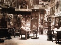 El pintor Joaquín Agrasot, en su estudio de la calle Pintor López, junto al río Túria, en 1918.