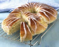 Herlig bakverk som vil få ben å gå på! Denne solskinnskringlen er virkelig fylt med smak av solskinn. Kombinasjonen appelsin, mandel og vanilje smaker nydelig, og med den lekre, gylne fargen ser den så fristende ut at alle må ha en bit.