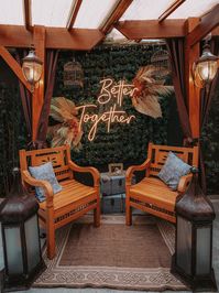 Celebração de casamento no estilo boho rústico com influência marroquina à noite