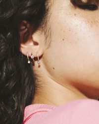 Accumulez des boucles d'oreilles fantaisie pour un effet 100% tendance cet été.