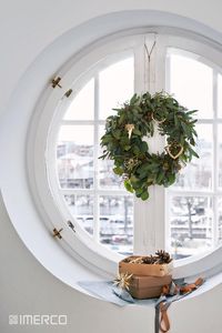Pynt op med julepynt udendørs med en smuk og unik krans på døren. Giv dig i kast med at lave din egen krans ud af blade, gran eller blomster - kun fantasien sætter grænser. #julepynt #udendørsjul #julekrans #diy #christmas #christmasdecor #christmaswreaths