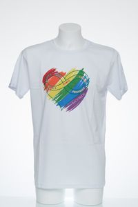 T-shirt da uomo a manica corta con cuciture laterali e collo basso dello stesso tessuto della maglia di 1.5 cm e con altezza di risvolto manica di 2 cm. Questo capo presenta sul petto il logo InCORDE® color arcobaleno con al suo interno ciò che più amiamo portare con noi #infinitamentenelcuore. 100% cotone pettinato Ring Spun 140g/m2 Produzione interamente italiana Colori disponibili: Bianco Misure disponibili: S, M, L, XL, XXL Vestibilità comoda Misure taglie Taglia Larghezza in cm Lunghezza in