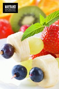 La première est un dessert de brochettes de fruits. 🍓 Trempez vos fruits dans le sirop d’érable ou du miel, puis grillez-les sur la plaque. Vous pouvez aussi trempez vos brochettes dans de la fondue au chocolat 🍫. Il suffit de faire fondre quelques morceaux de chocolat de votre choix dans les coupelles. Quelle brochette choisiriez-vous ? 😋