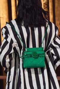 Oct 11, 2019 - Maxi pochette, intrecci naturali e dal sapore rétro. Scoprite i modelli e le tendenze borse Primavera Estate 2020 #bags #pursesandhandbags #bagtrends