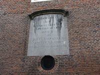 Remonstrantse Hofje Haarlem - Het Hofje is 1773 gesticht door Isabella van Leeuwarden op het terrein van het voormalige Ursulaklooster, dit was een klooster van de Franciscanen, verloren gegaan tijdens de reformatie. De ingang van het hofje bevindt zich in een overgebleven muur van het klooster, de kloosterkapel doet dienst als voorhuis. Het hofje is niet geopend voor het publiek. Foto: G.J. Koppenaal - 1/7/2016.
