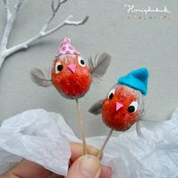 Zwitschernde Walnüsse! Als Material für die kleinen Piepmätze könnt ihr draußen Walnüsse und kleine Vogelfedern sammeln. MIt Filz- und Papierresten, etwas Farbe und Kleber werden daraus entzückende Rotkehlchen. #walnüsse #rotkehlchen #bastelnmitnaturmaterialien #vögel #naturmaterial #herbstbastelnmitkindern #herbstbasteln #bastelnmitkindern